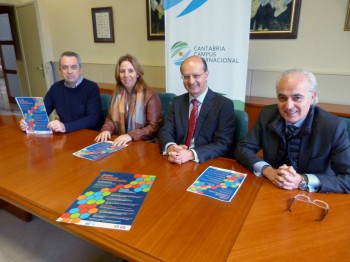 Santiago Rego y Dolores Gallardo, tesorero y presidenta de la APC; Juan Enrique Varona, vicerrector de Relaciones Institucionales y Coordinación de Cantabria Campus Internacional, y Francisco Aresti, director de Comunicación de la UC. (Foto: UC).