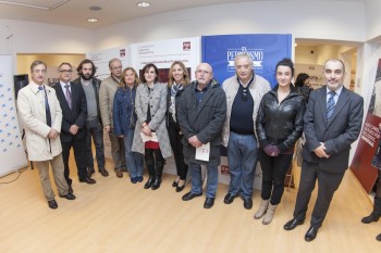 Lidia Ruiz junto a Dolores Gallardo, en el centro, acompañados por miembros de la APC, el Ayuntamiento de Torrelavega y el patrocinador La Caixa (Foto: Roberto Ruiz)