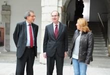 M. A. Castañeda, presidente del Ateneo; José Antonio Cagigas, presidente del Parlamento, y Dolores Gallardo, presidenta de la APC, de izda. a dcha. (FOTO: Parlamento de Cantabria)