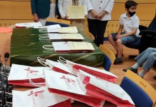 Lucía Heras Cabrero, ganadora de la categoría ESO, Bachillerato y Ciclos Formativos, con la consejera de Educación y Formación Profesional y la presidenta de la Asociación de Periodistas de Cantabria