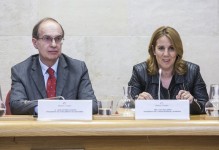 El presidente del Parlamento, José Antonio Cagigas, y la presidenta de la Asociación de la Prensa de Cantabria, Dolores Gallardo (Foto: ROBERTO RUIZ)