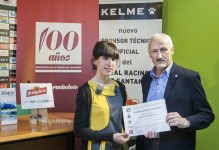 Cintia Fernández, periodista ganadora del certamen, y J.A. Sañudo, presidente del Racing (Foto: ROBERTO RUIZ)