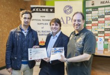 Luis Castro, presidente de la Fundación Racing; el periodista Álvaro Machín, ganador del accésit, y Juanma Patrón, presidente de la APR (Foto: ROBERTO RUIZ)