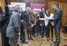 La Junta Directiva de la APC sopla las velas del cumpleaños en presencia del consejero  de Obras Públicas y el alcalde de Santander (Foto: Roberto Ruiz)
