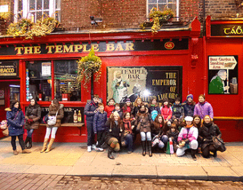 Junto a una típica taberna.